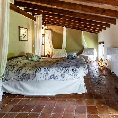 Holiday home Mas Casalliques Masoveria En El Termino De I Pruit Rupit